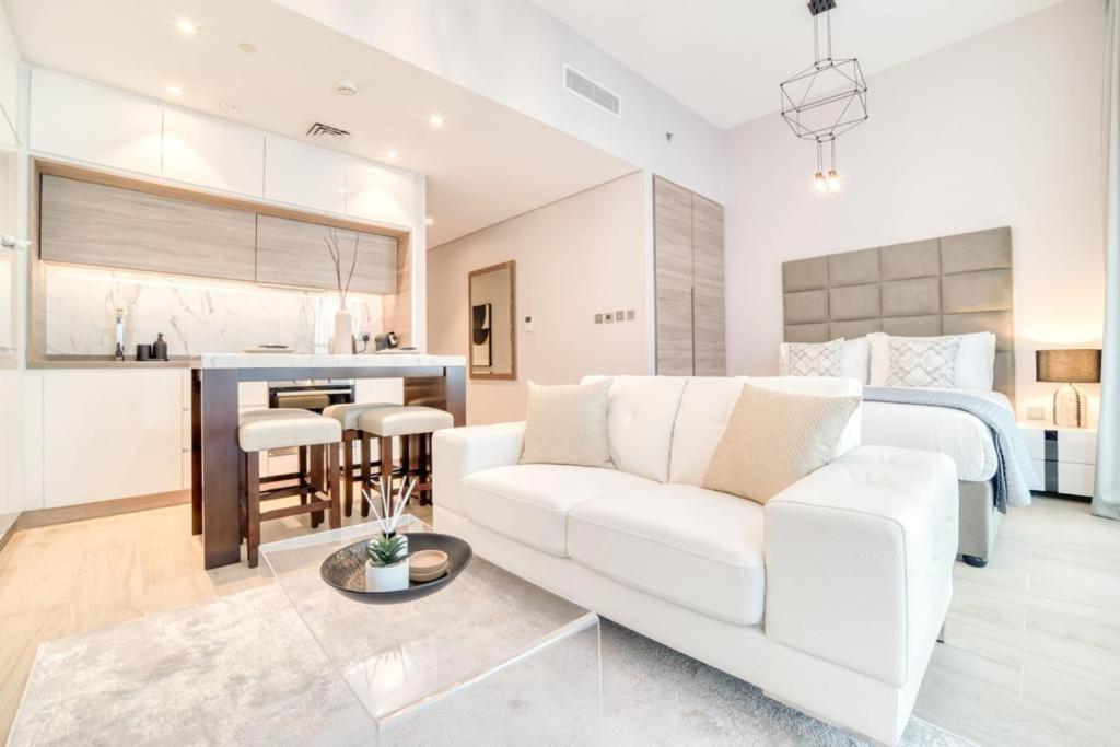 Apartment Bright With Mesmerizing Canal And View