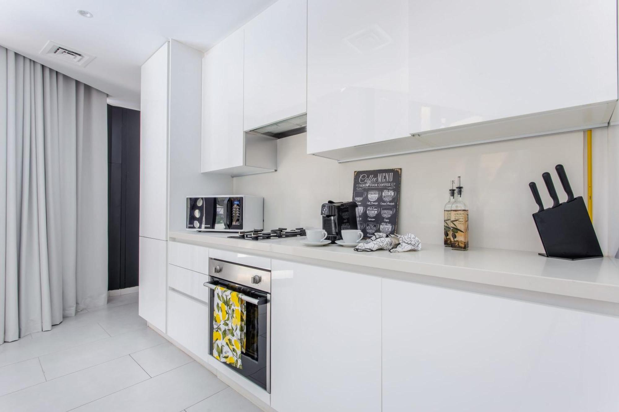 Frank Porter - Marquise Square Tower Apartment Dubai