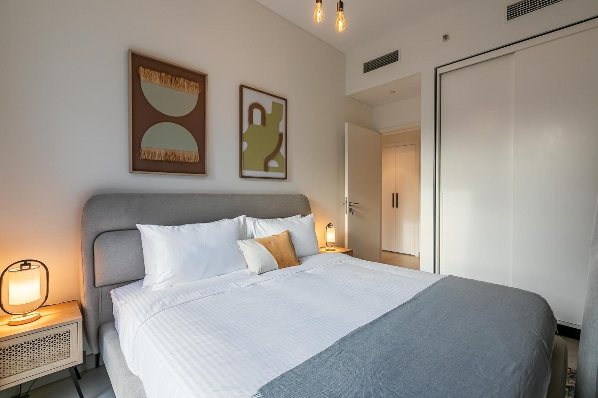 Upgraded Interior I Hills I View I Socio Tower Apartment *