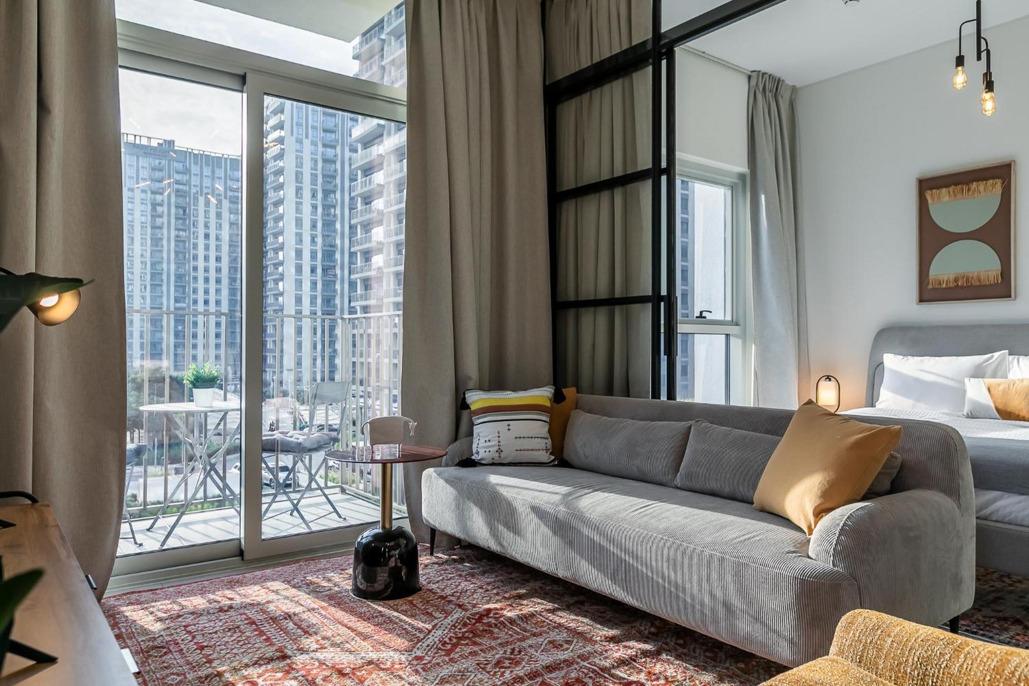 Upgraded Interior I Hills I View I Socio Tower Apartment *