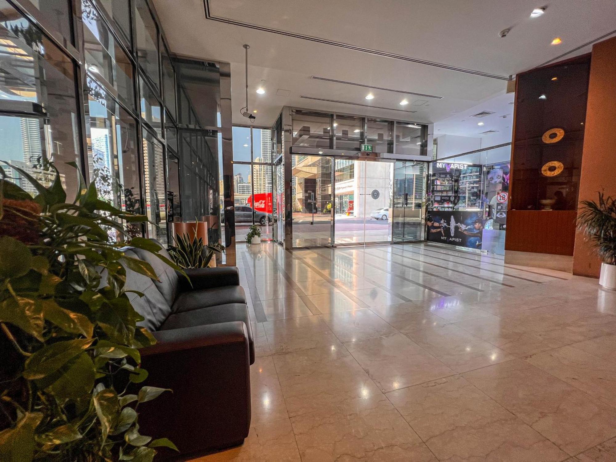 Cosmos Living Luxurious Near Metro Apartment Dubai