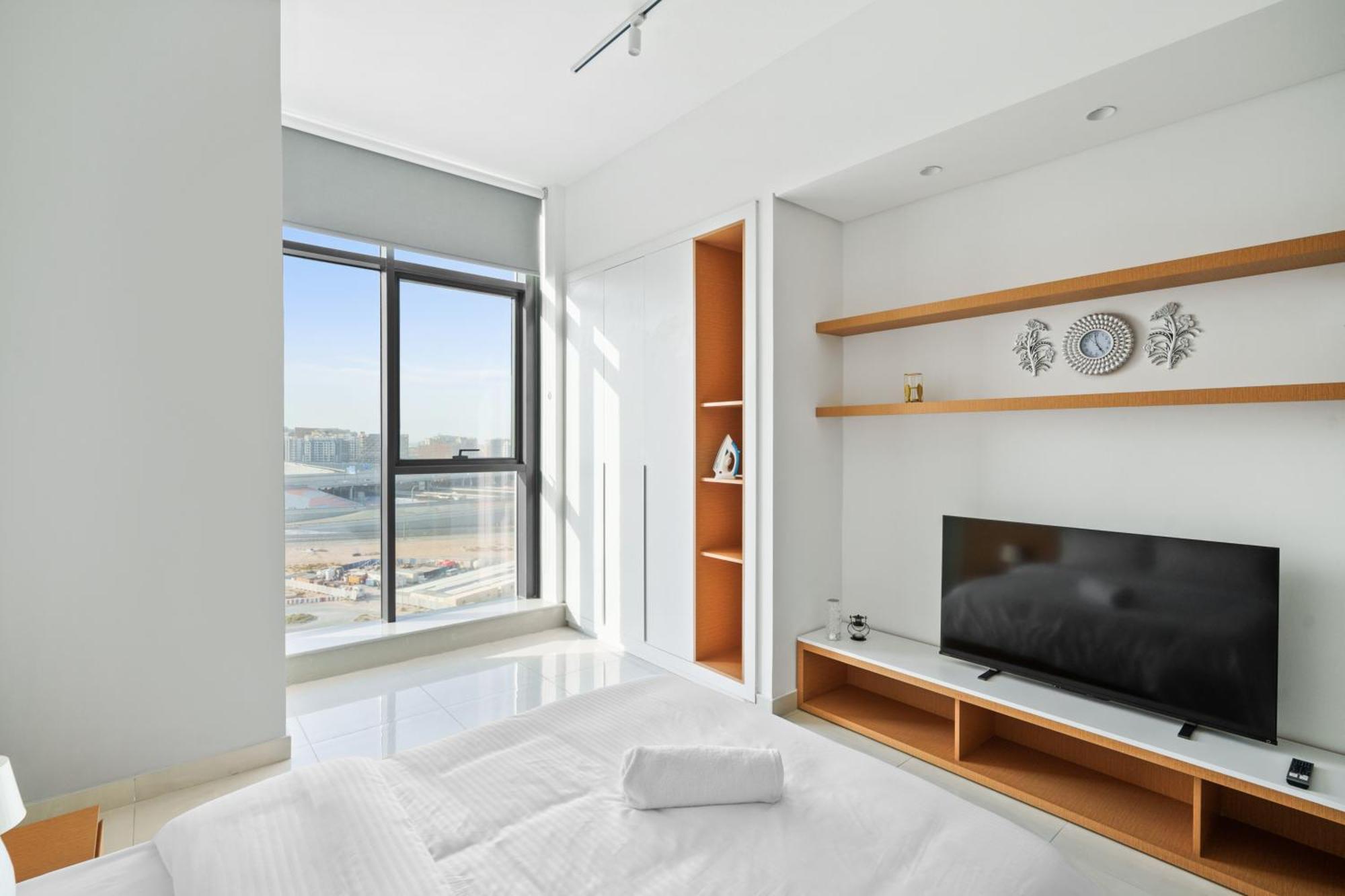 Apartment Cozy With Modern Amenities In Dubailand Dubai