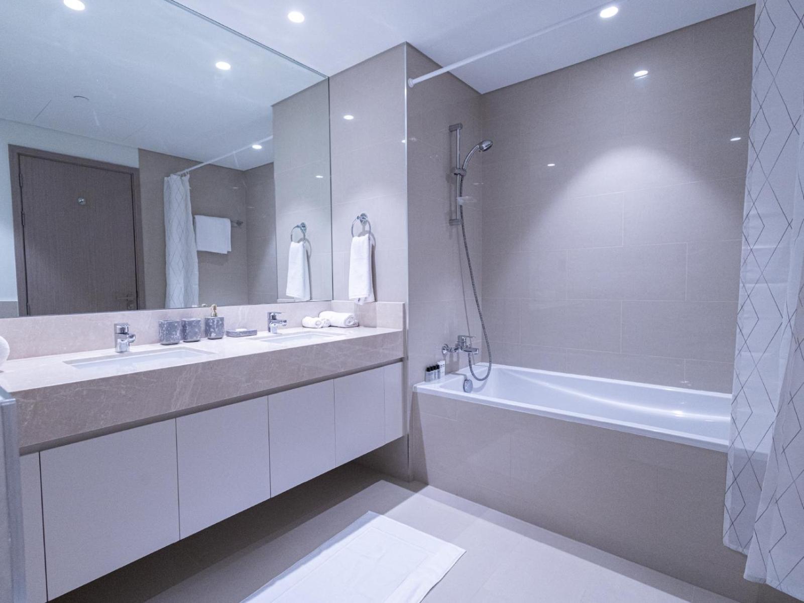 Mh- Act Tower - Downtown 2bhk-ref 4104 Apartment *