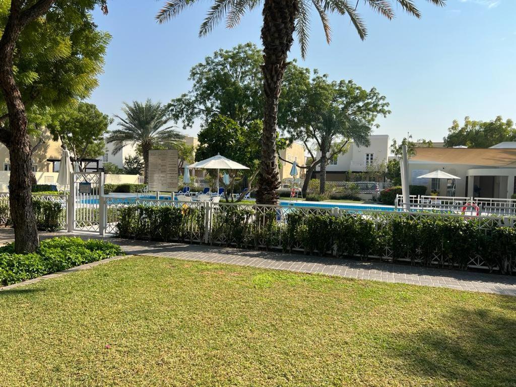 Stunning 4 Bedroom At The Lakes Villa Dubai