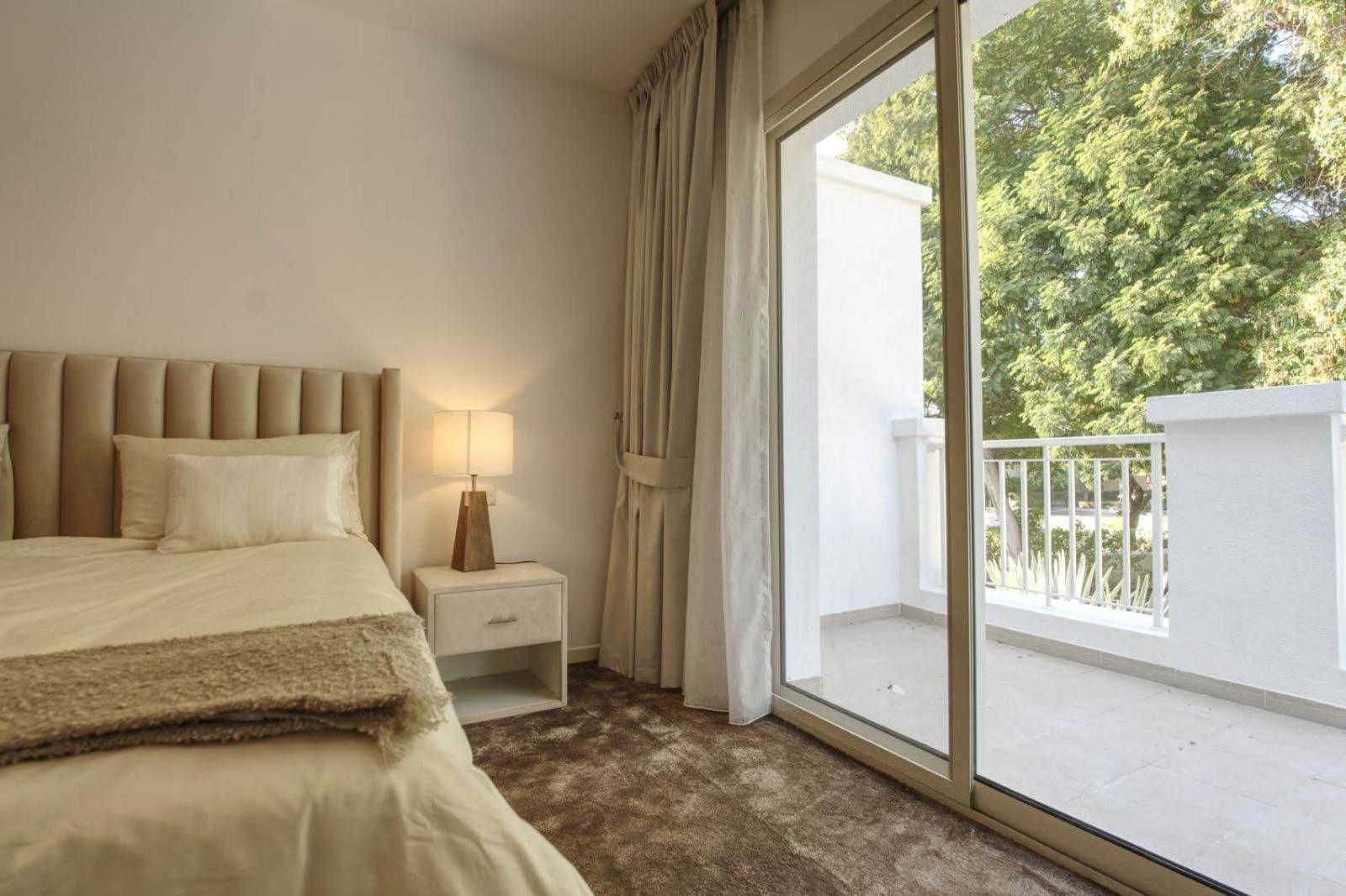 Villa Stunning 4 Bedroom At The Lakes Dubai