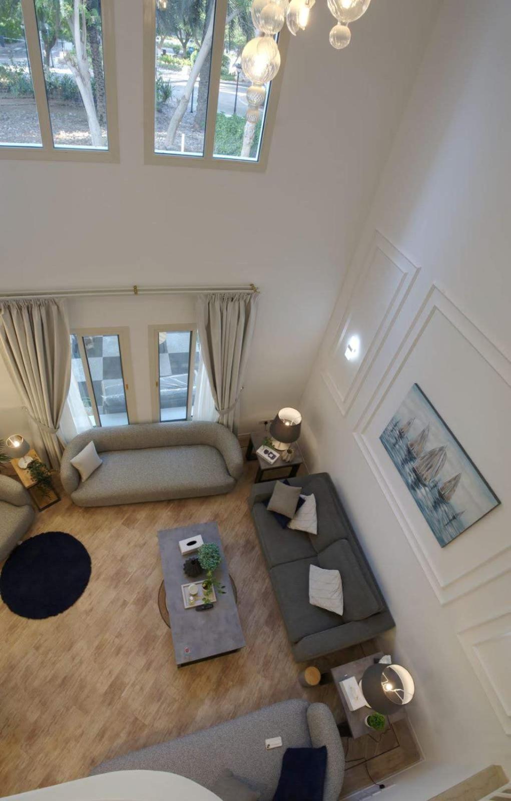 Stunning 4 Bedroom At The Lakes Villa Dubai