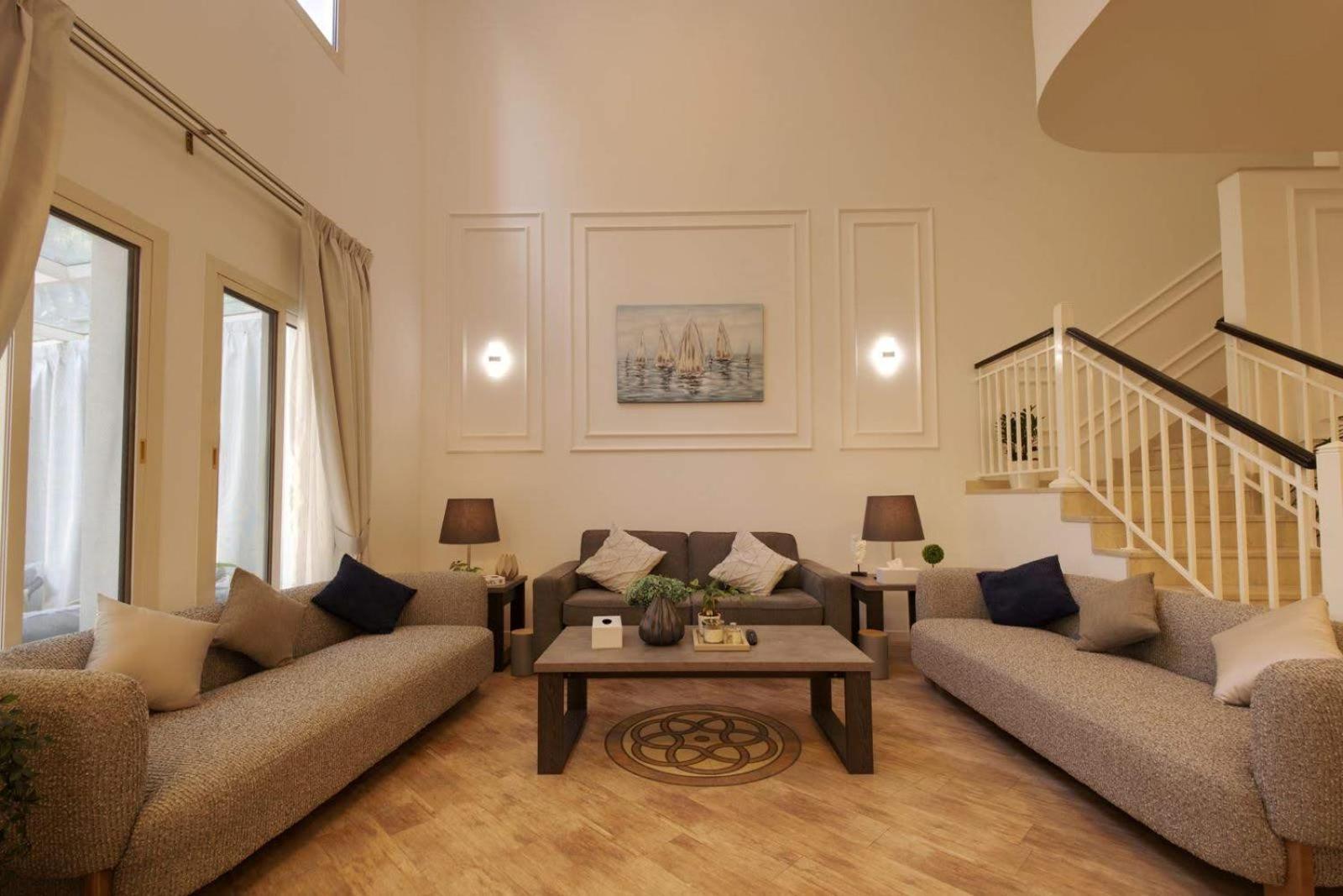 Stunning 4 Bedroom At The Lakes Dubai
