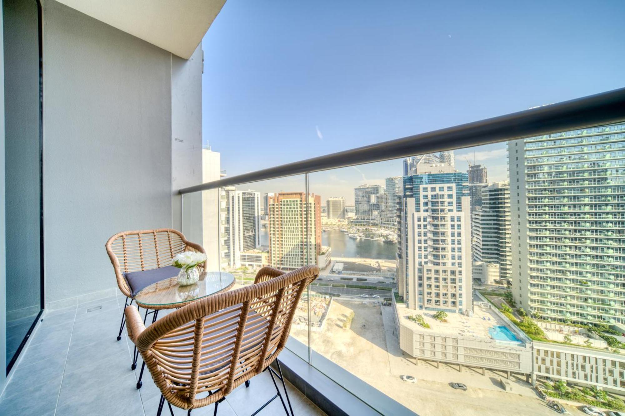 Apartment Canal-view Serenity: Modern In Sterling