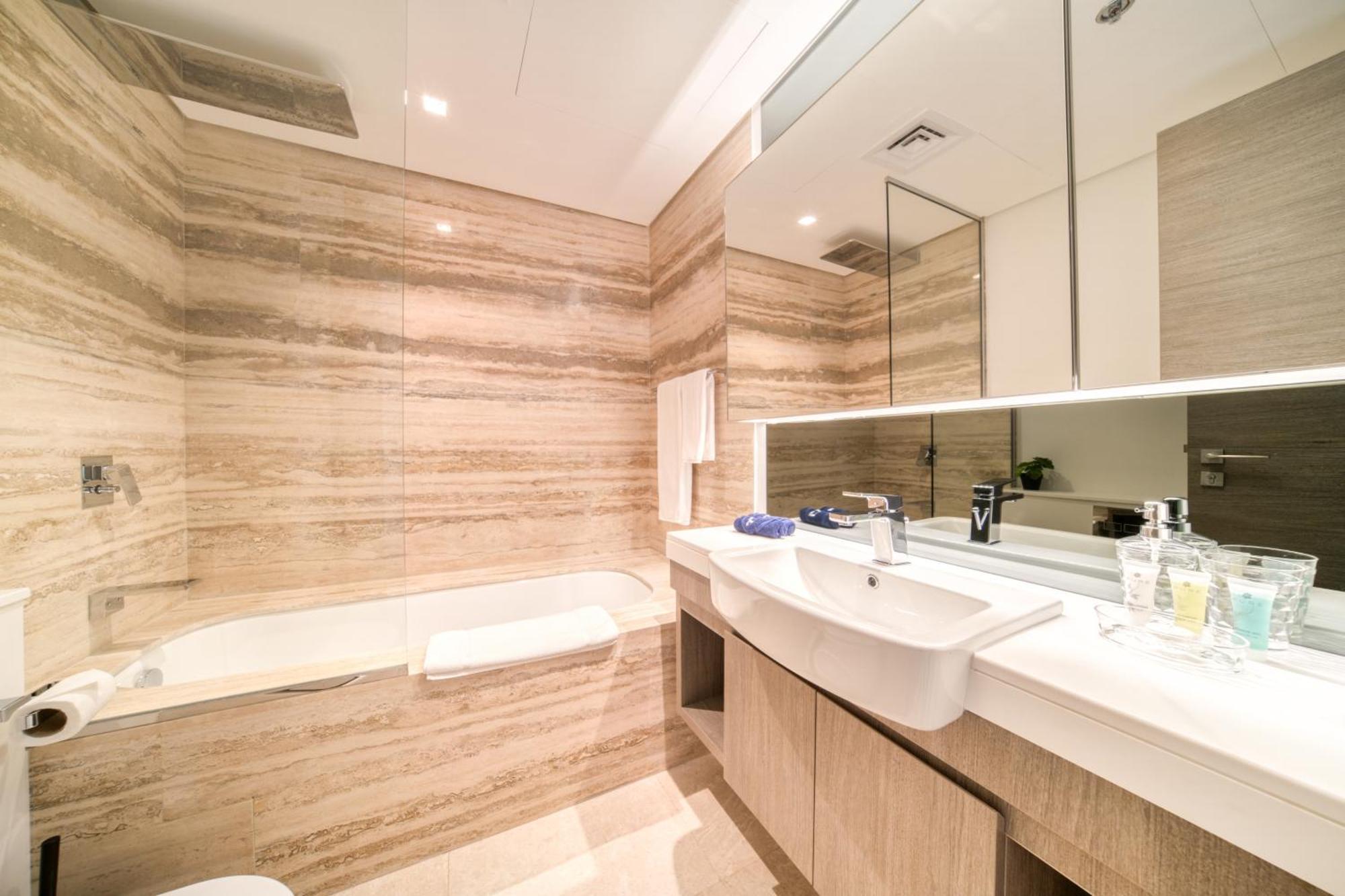 Canal-view Serenity: Modern In Sterling Dubai