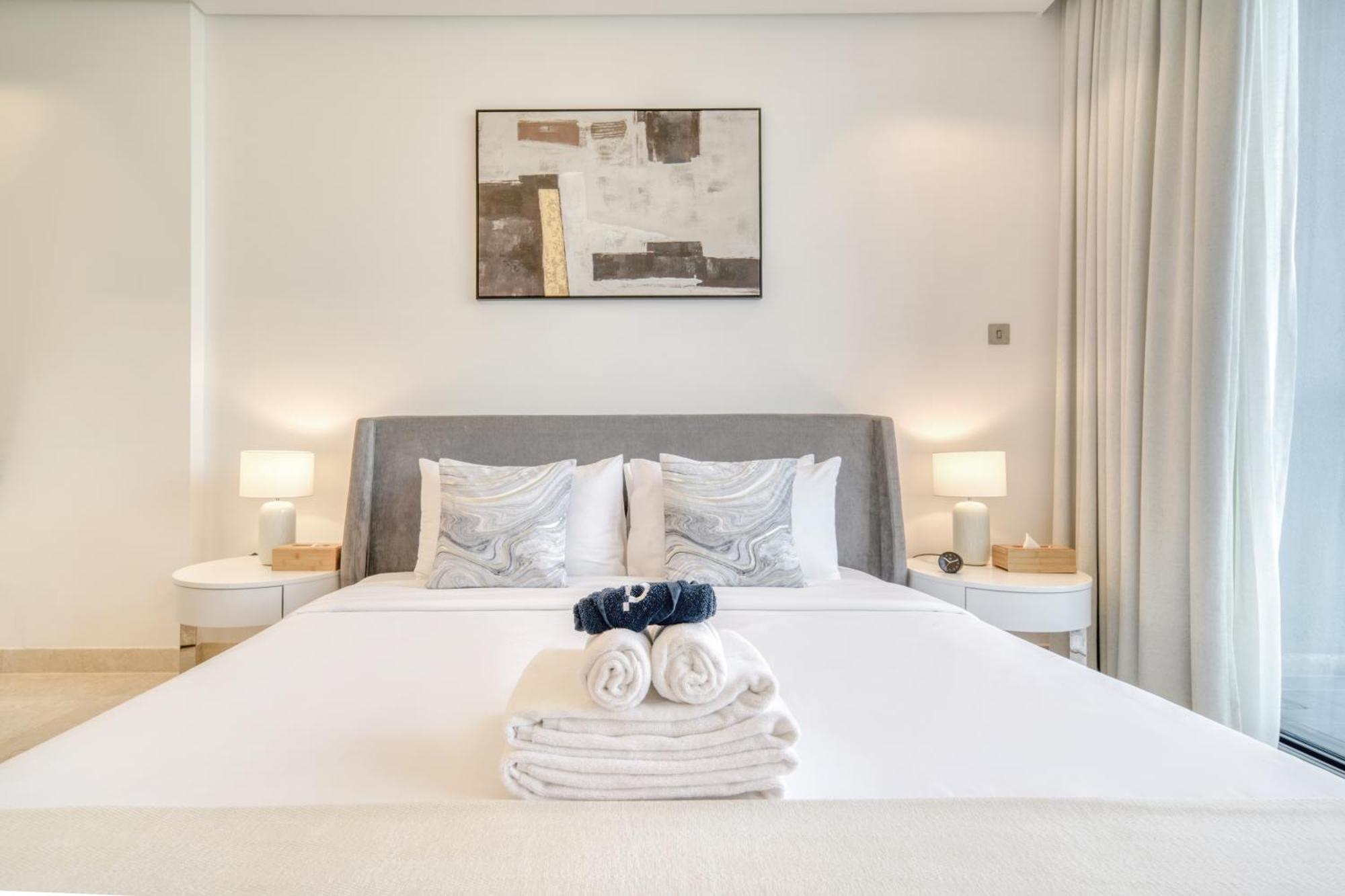 Canal-view Serenity: Modern In Sterling Apartment