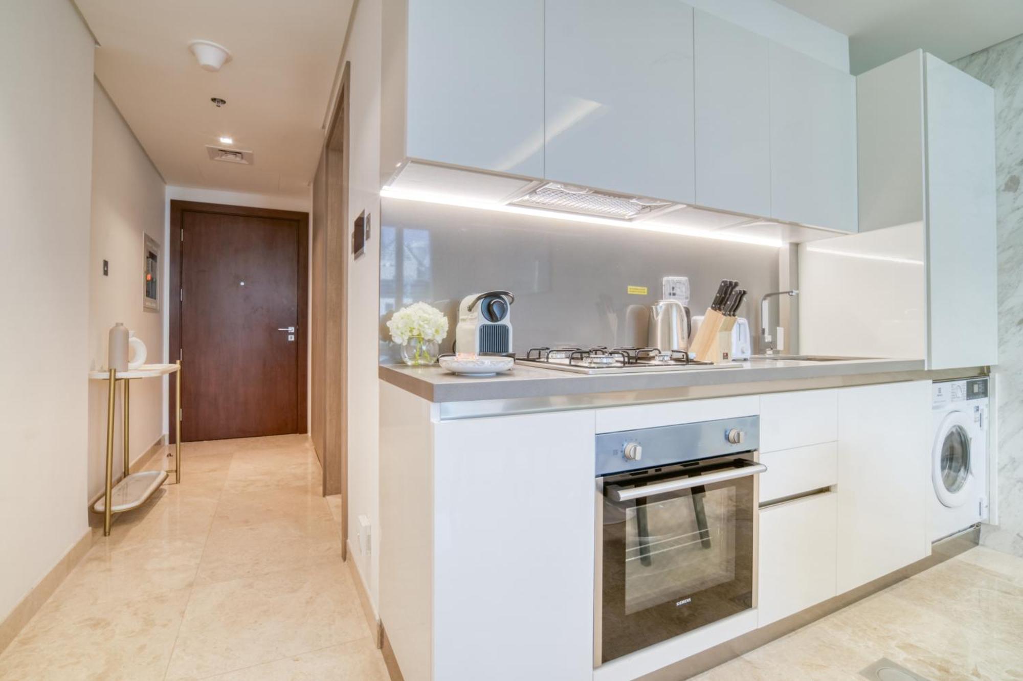 Apartment Canal-view Serenity: Modern In Sterling *