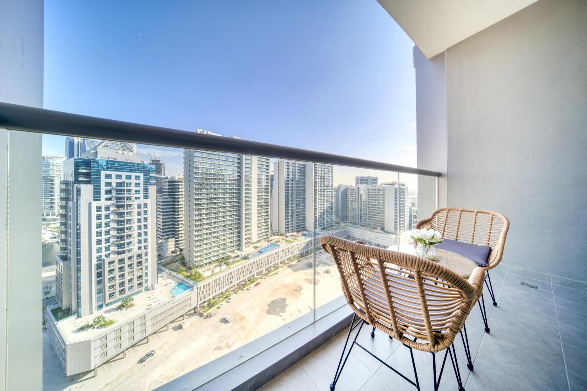Canal-view Serenity: Modern In Sterling * Dubai