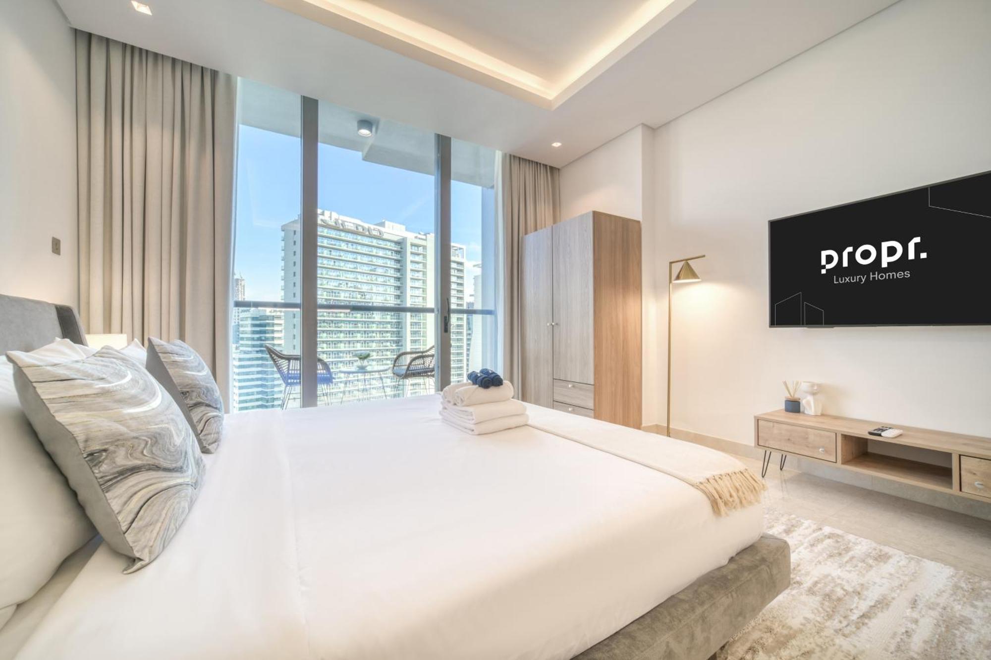 Canal-view Serenity: Modern In Sterling Dubai