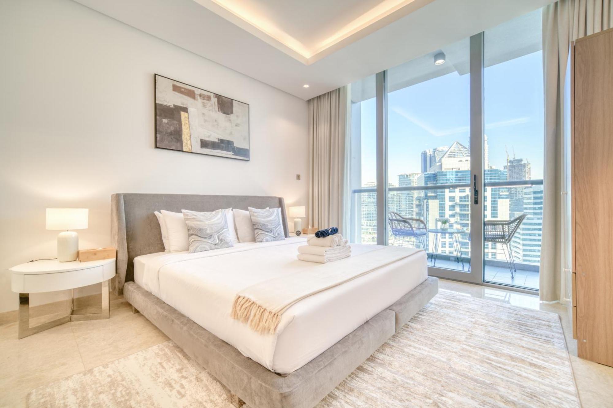 Canal-view Serenity: Modern In Sterling *