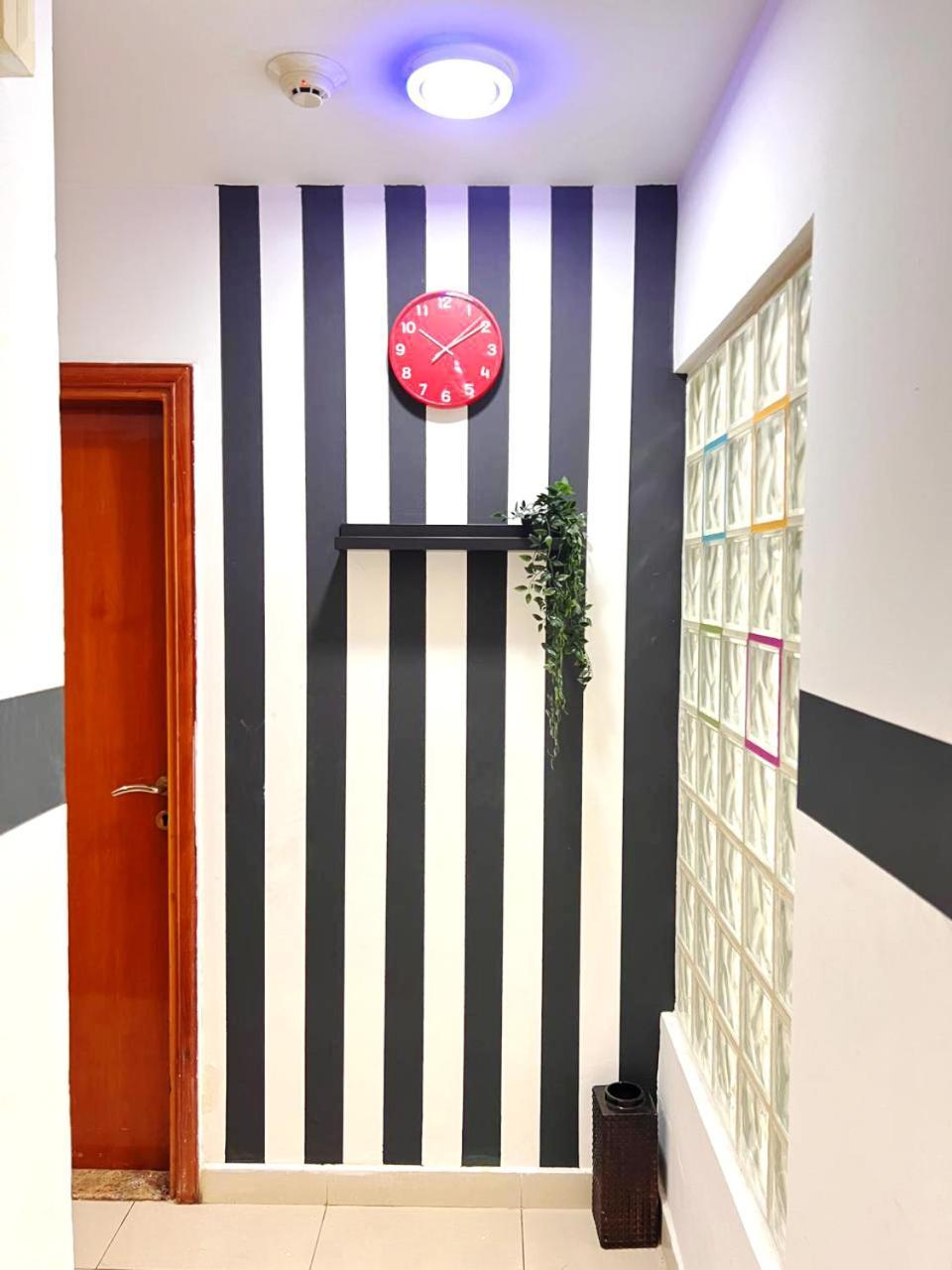 Decent Partition In Barsha Heights Near Metro Homestay