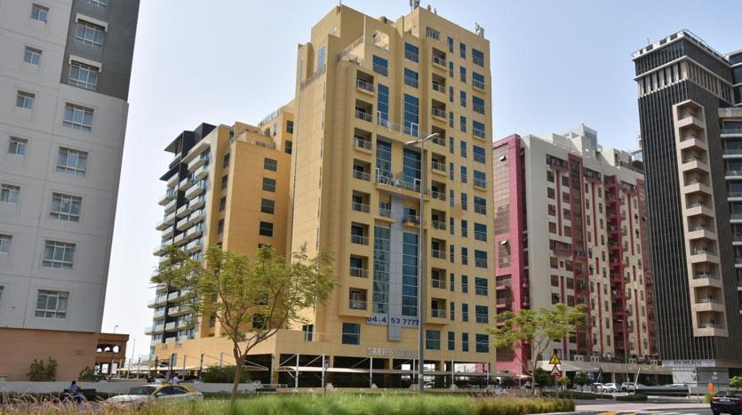 Decent Partition In Barsha Heights Near Metro Homestay *