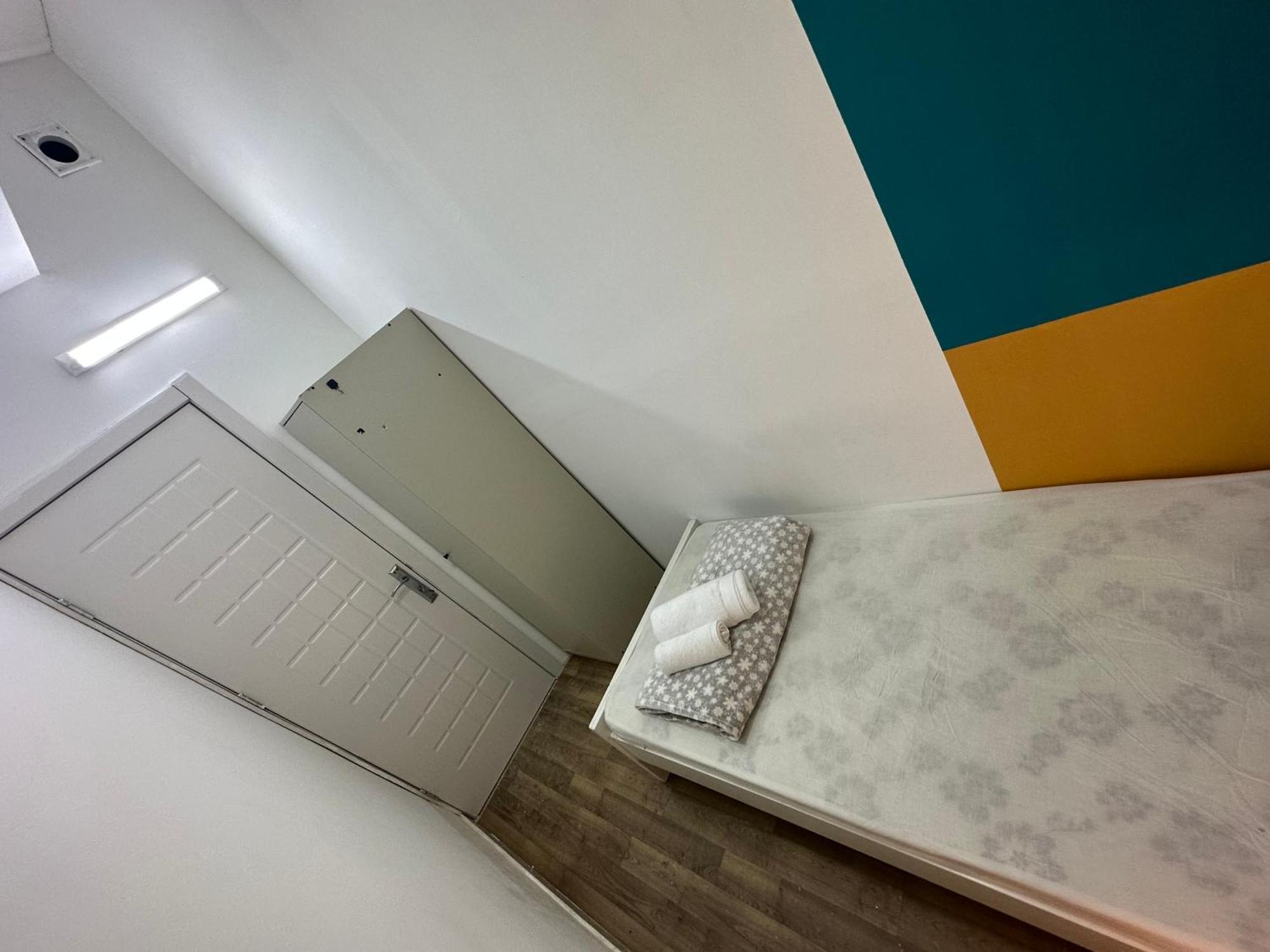 Homestay Decent Partition In Barsha Heights Near Metro *