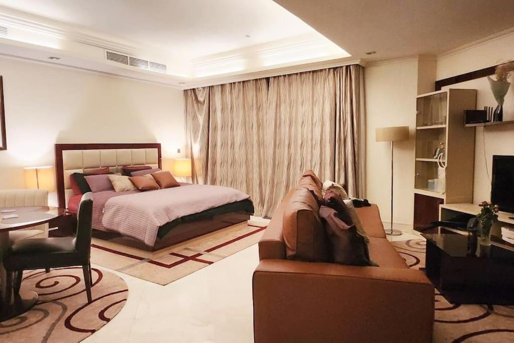 And Poolside Await Chill And Relax Getaway Apartment Dubai