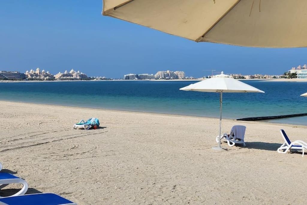 And Poolside Await Chill And Relax Getaway