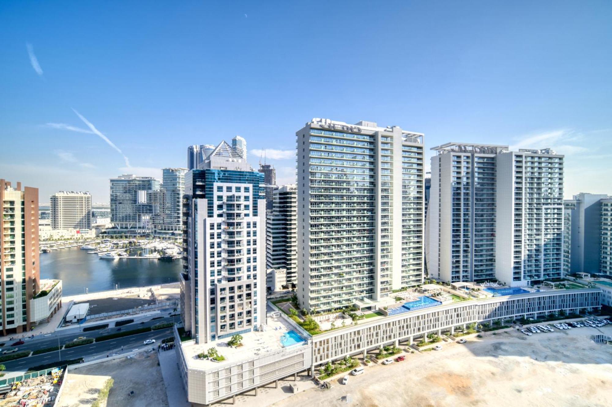 Canal-view Serenity: Modern In Sterling Dubai