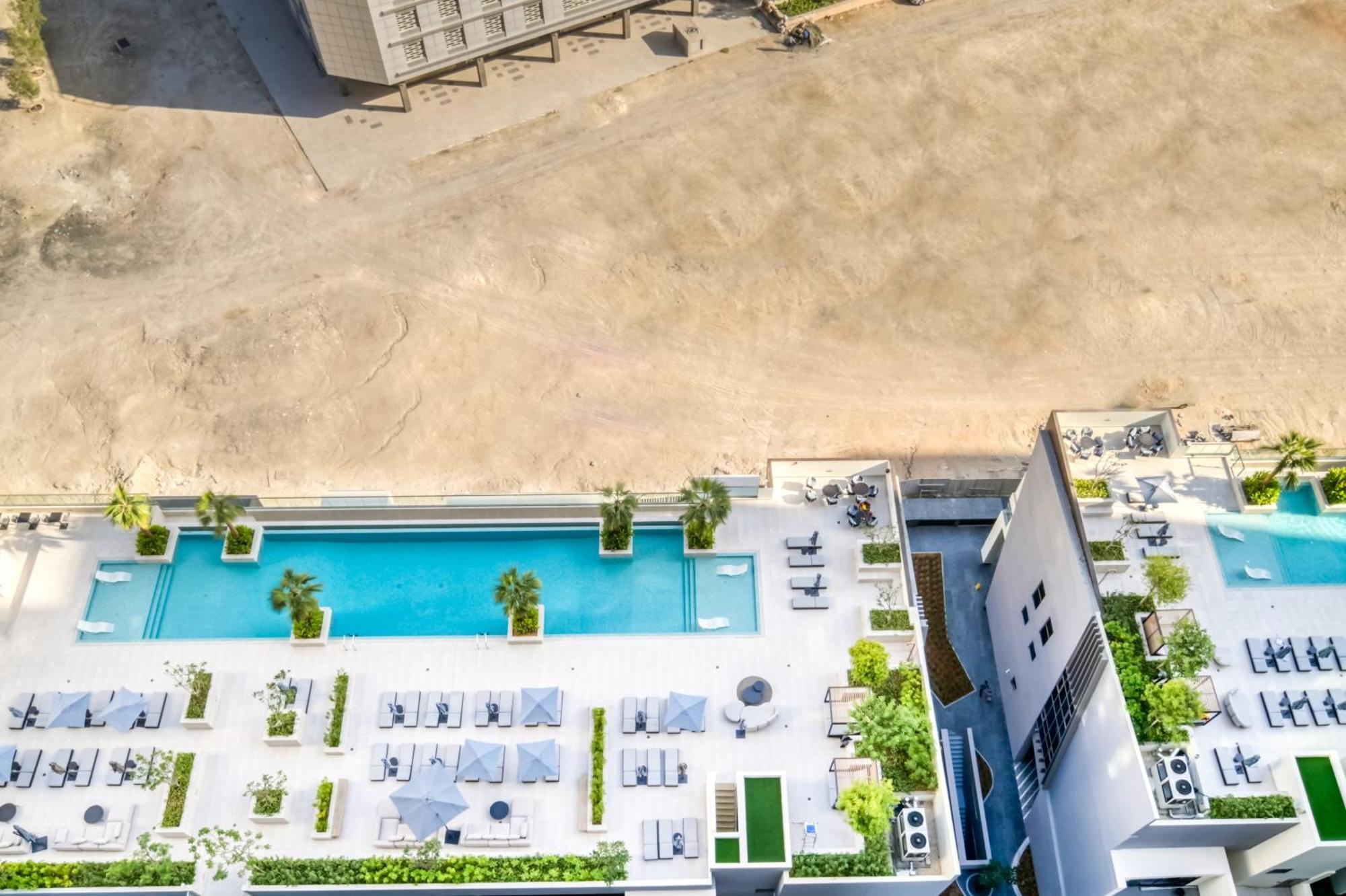 Apartment Canal-view Serenity: Modern In Sterling