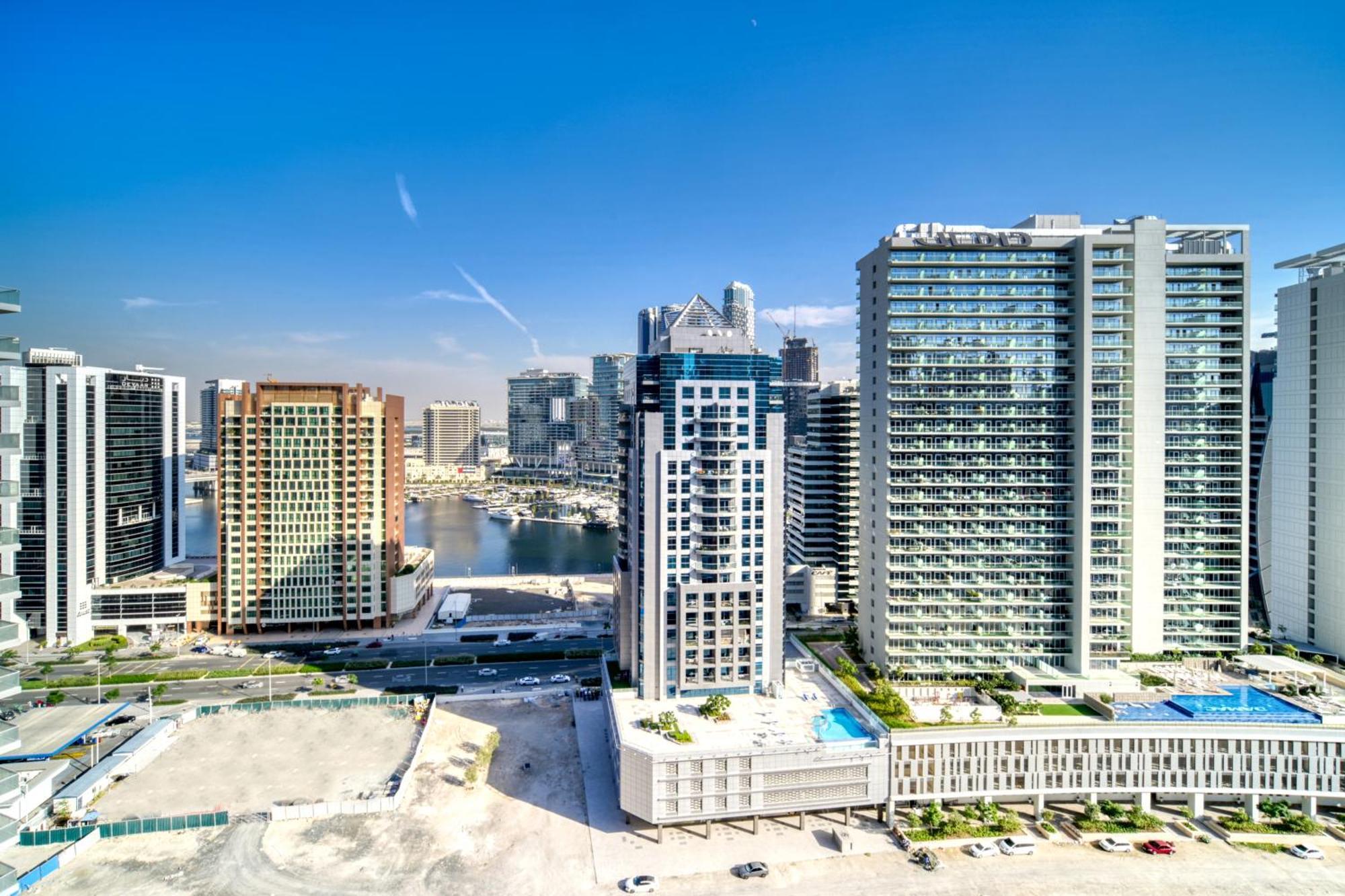 Apartment Canal-view Serenity: Modern In Sterling *