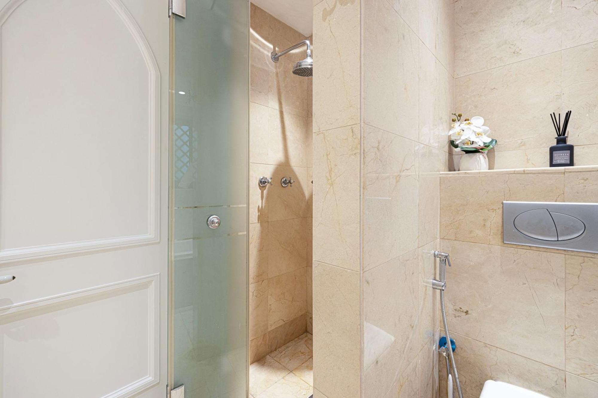 2 Bed- Family Friendly, Private Jacuzzi - Mall Apartment