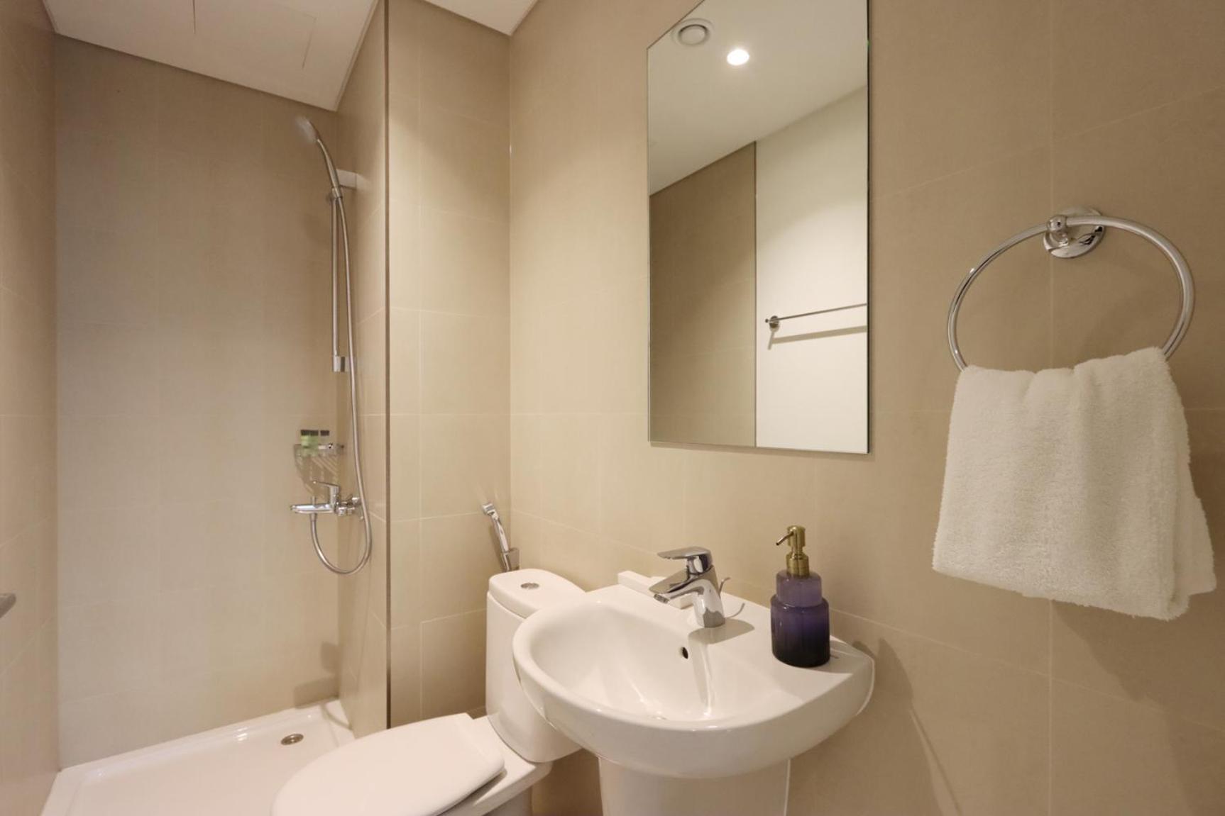 Livbnb - Elegant 3+1 W/ Burj View, Near Mall Apartment