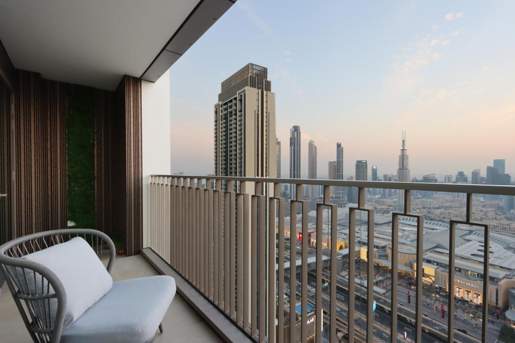 Livbnb - Elegant 3+1 W/ Burj View, Near Mall Apartment *