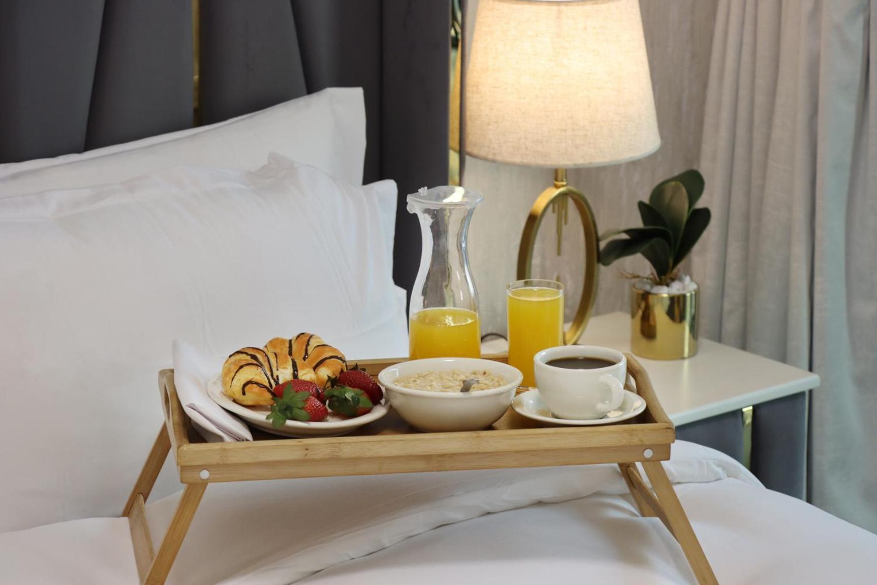 Livbnb - Elegant 3+1 W/ Burj View, Near Mall *