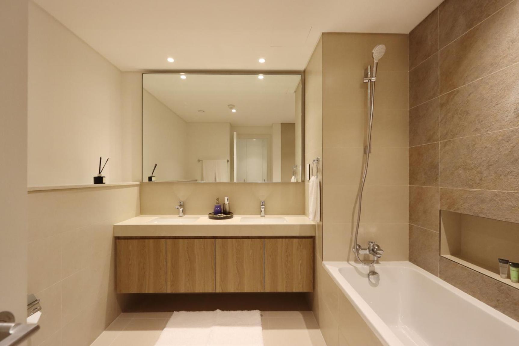 Livbnb - Elegant 3+1 W/ Burj View, Near Mall