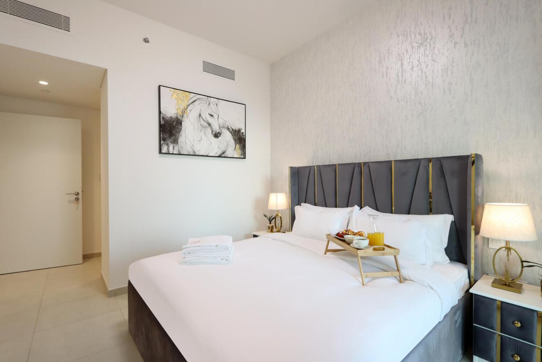 Livbnb - Elegant 3+1 W/ Burj View, Near Mall Apartment *