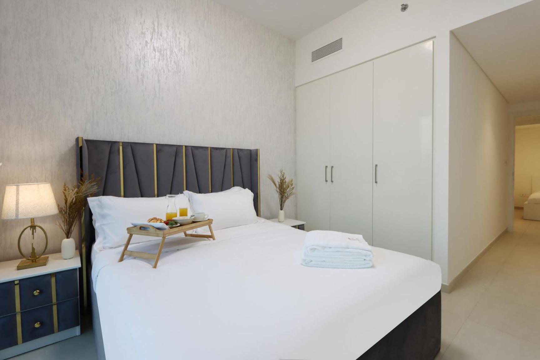 Apartment Livbnb - Elegant 3+1 W/ Burj View, Near Mall *