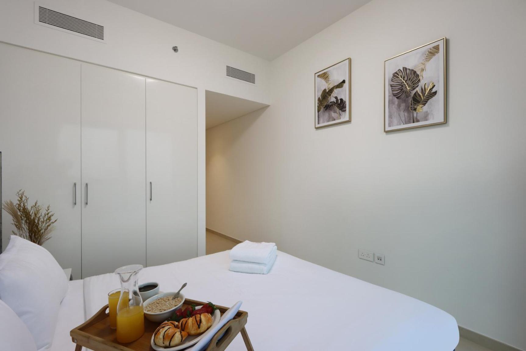 Livbnb - Elegant 3+1 W/ Burj View, Near Mall