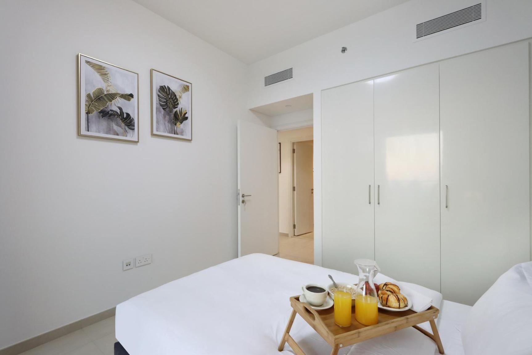 Livbnb - Elegant 3+1 W/ Burj View, Near Mall *