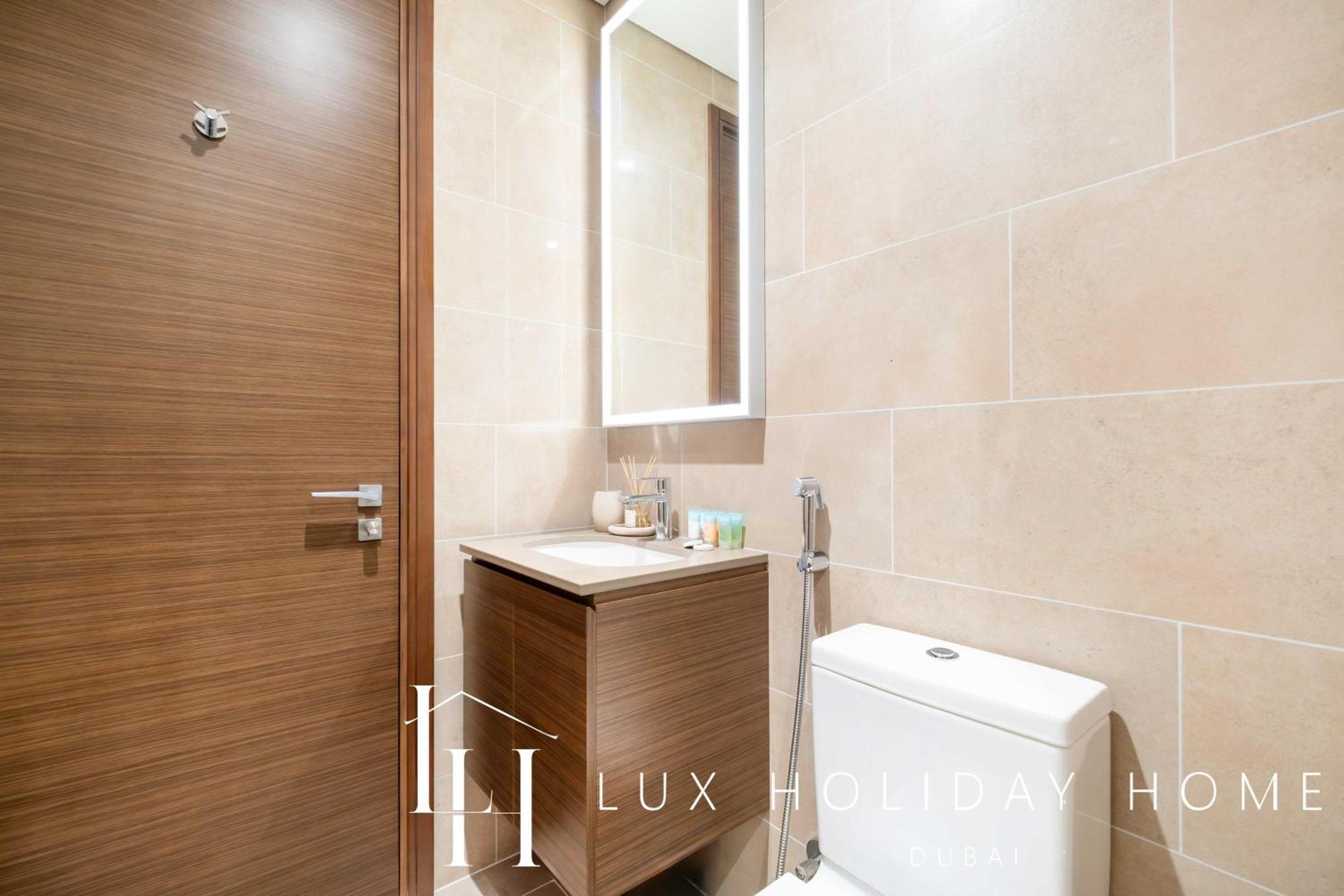 Lux The Executive Sobha 3 *