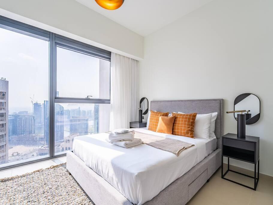 Charming Skyline View From Fancy Downtown Apartment *