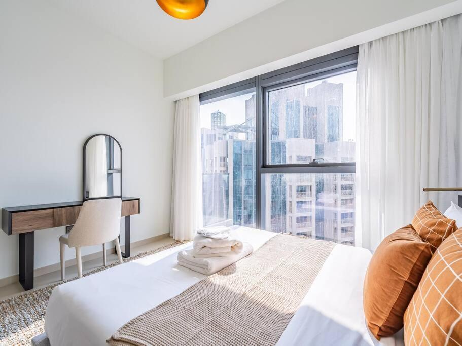 Charming Skyline View From Fancy Downtown Apartment Dubai
