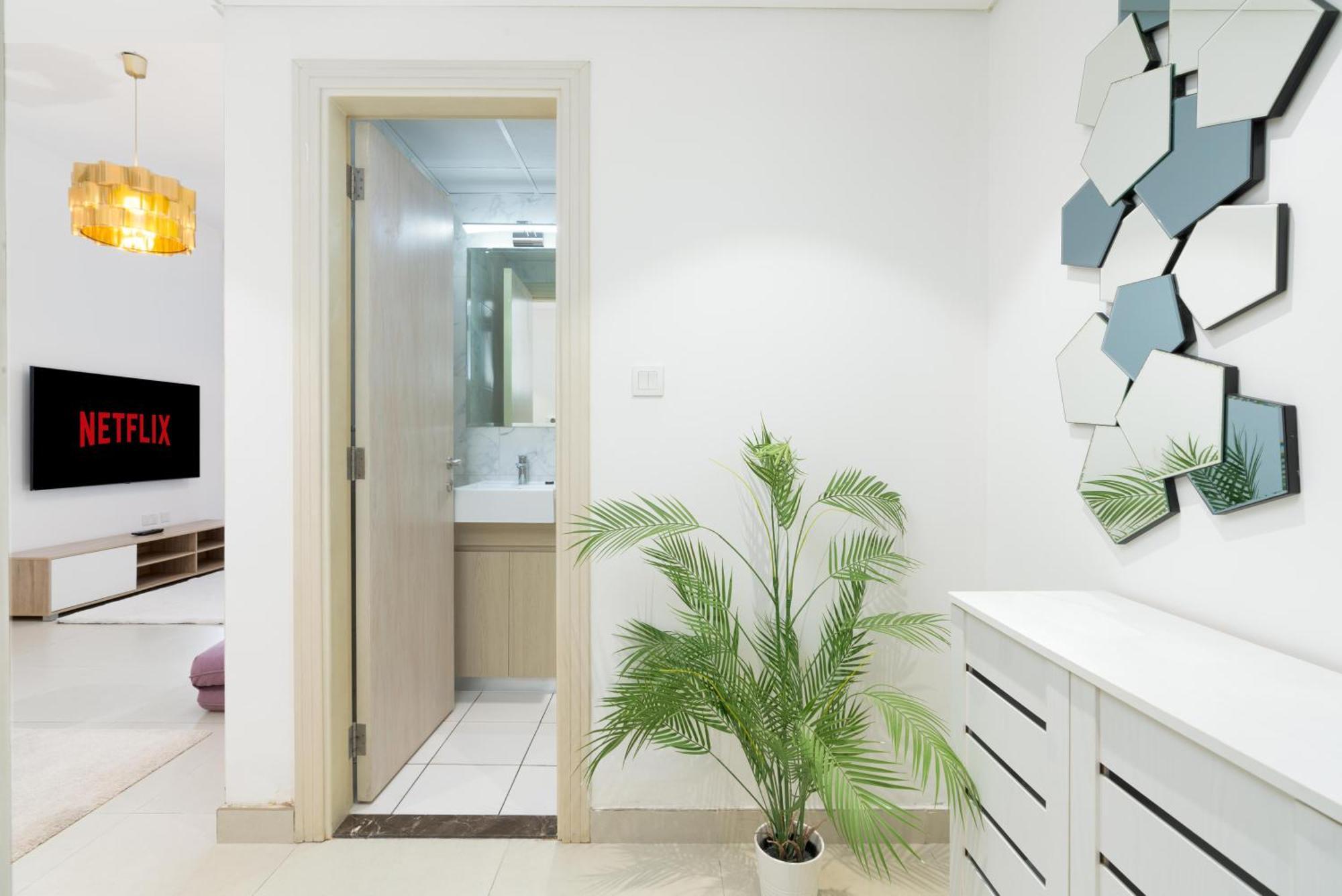 Apartment Modern 1-bedroom In Family-friendly With Swimming Pool, Gym & Free Parking. *