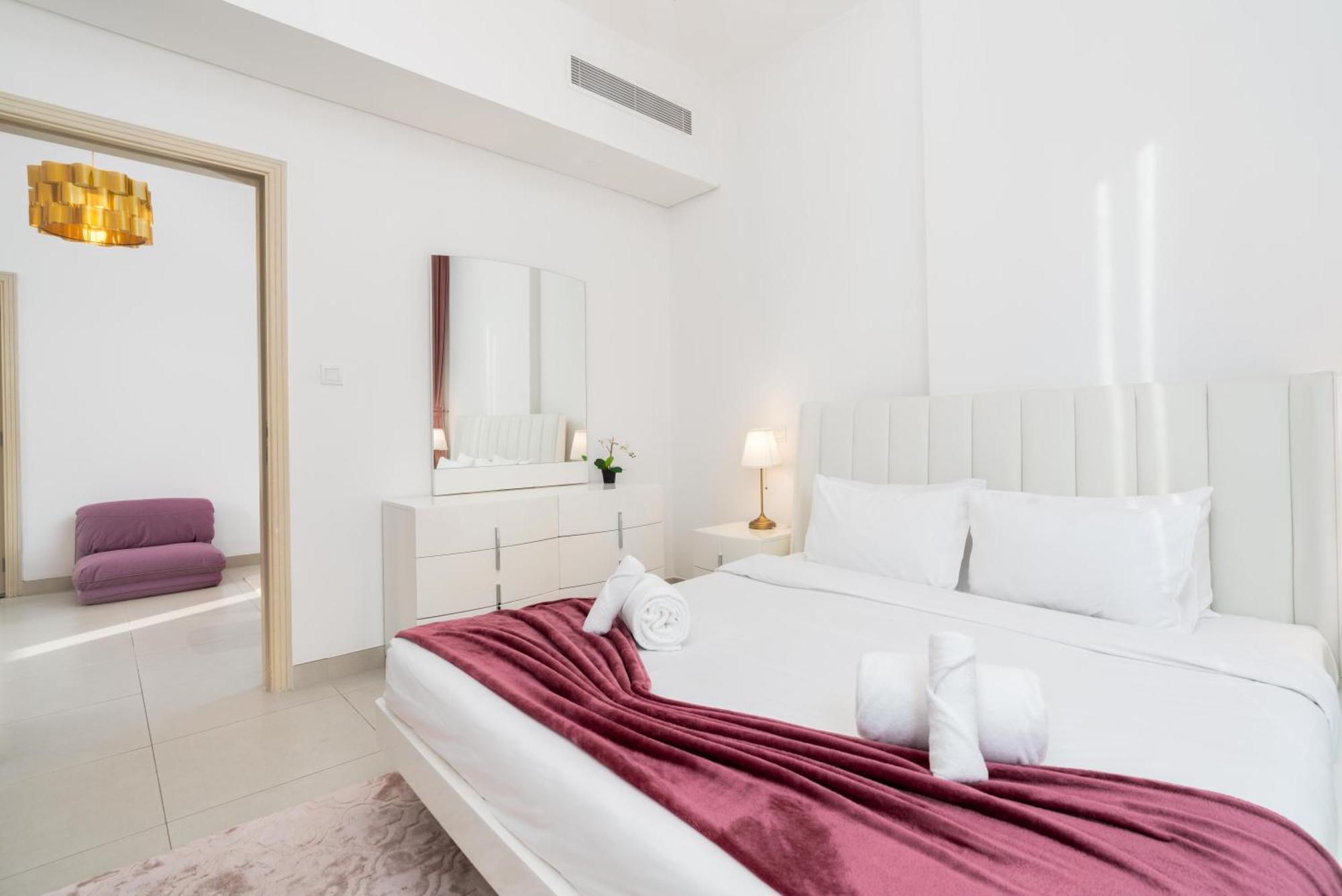 Modern 1-bedroom In Family-friendly With Swimming Pool, Gym & Free Parking. *