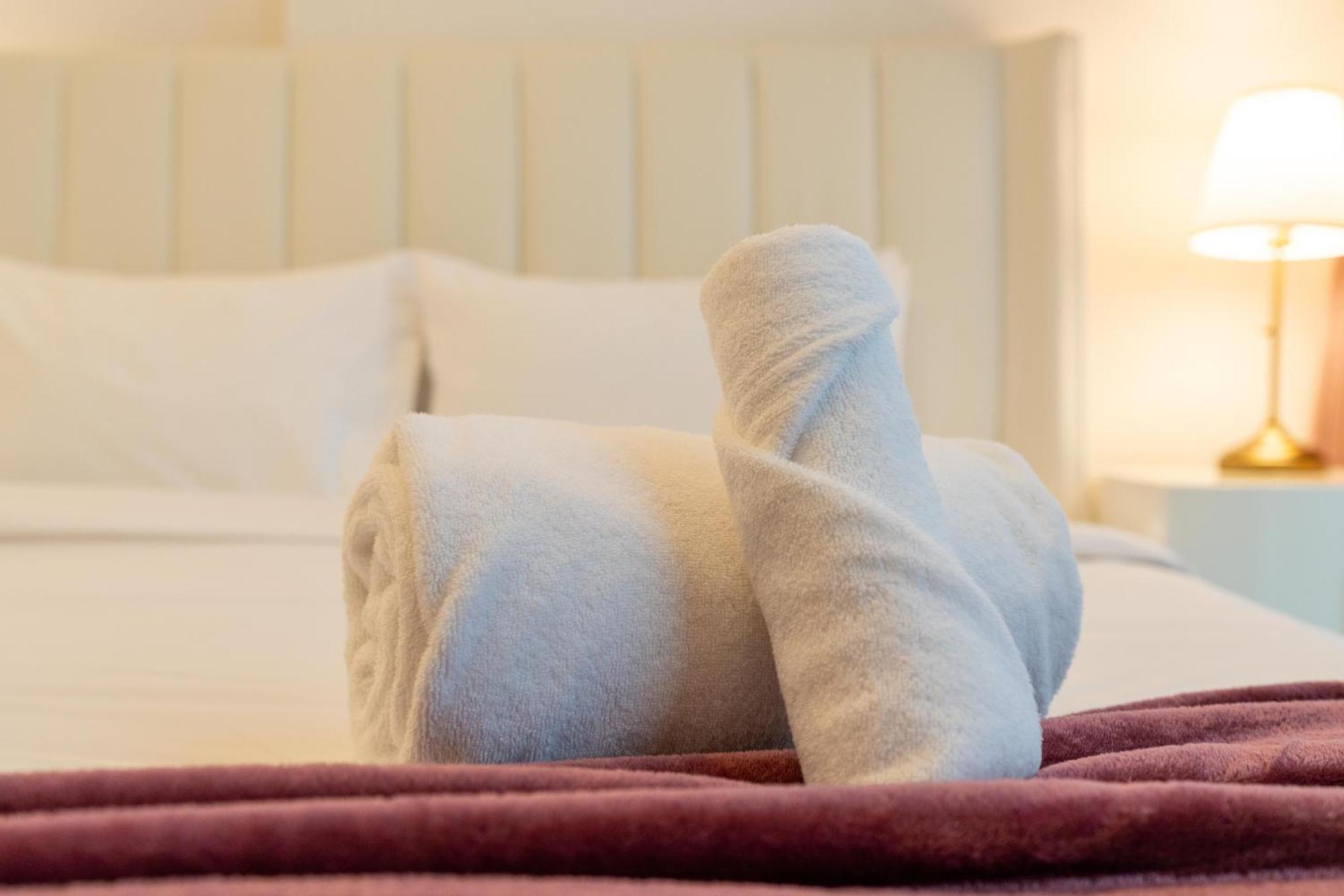 Modern 1-bedroom In Family-friendly With Swimming Pool, Gym & Free Parking. Apartment *