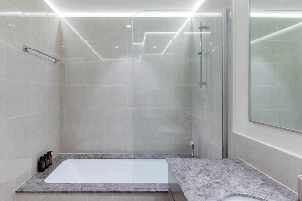 Stylish One Bedroom Next To Mall L Boulevard Dubai