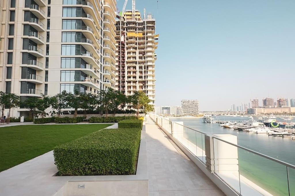 Beachfront Bliss - With Pool And Premium Amenities Dubai