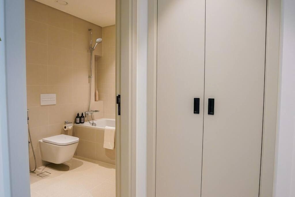 Beachfront Bliss - With Pool And Premium Amenities * Dubai