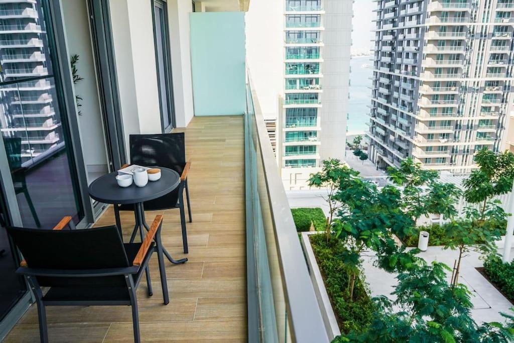 Beachfront Bliss - With Pool And Premium Amenities Dubai