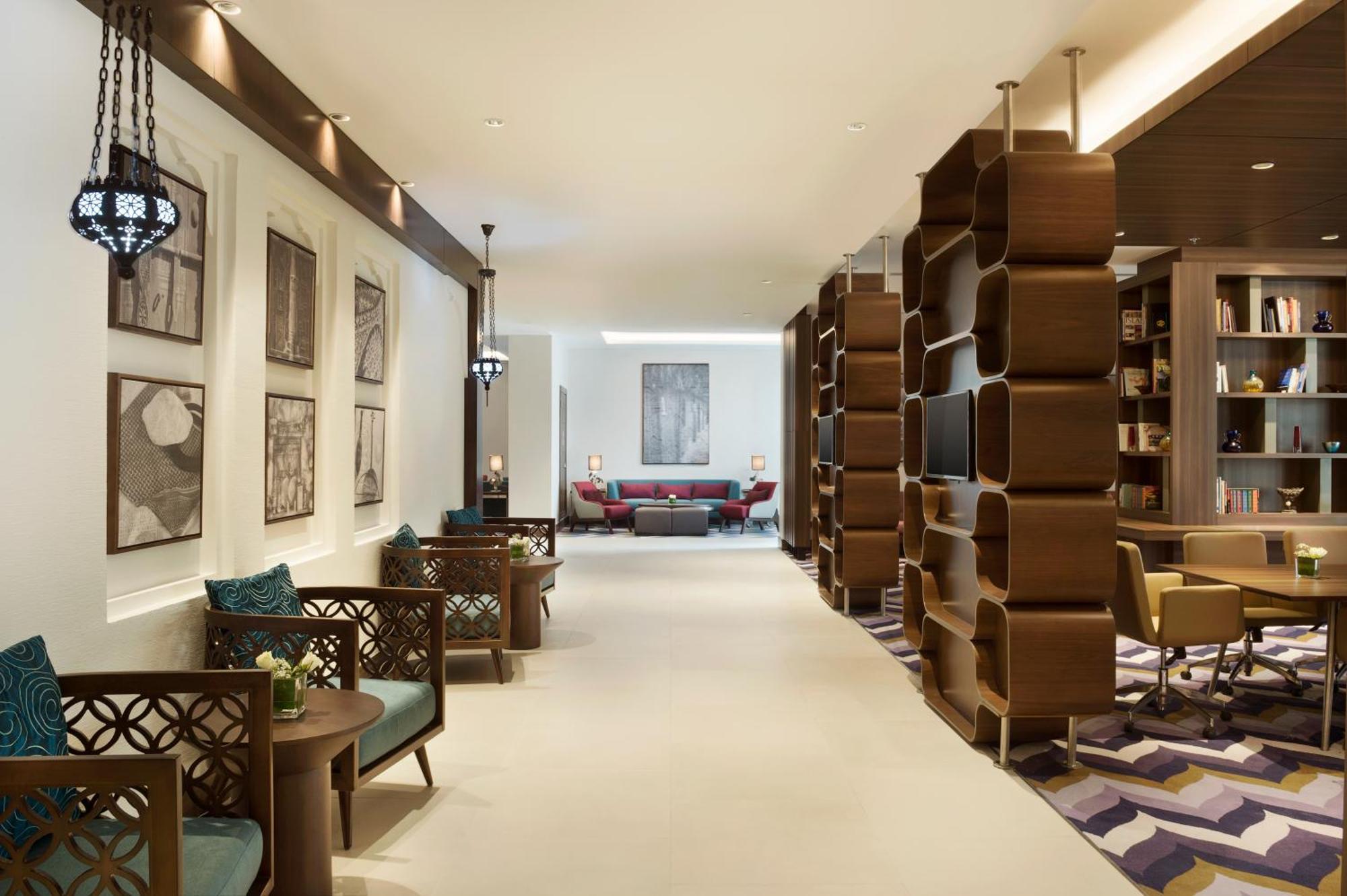 Hotel Hampton By Hilton Airport