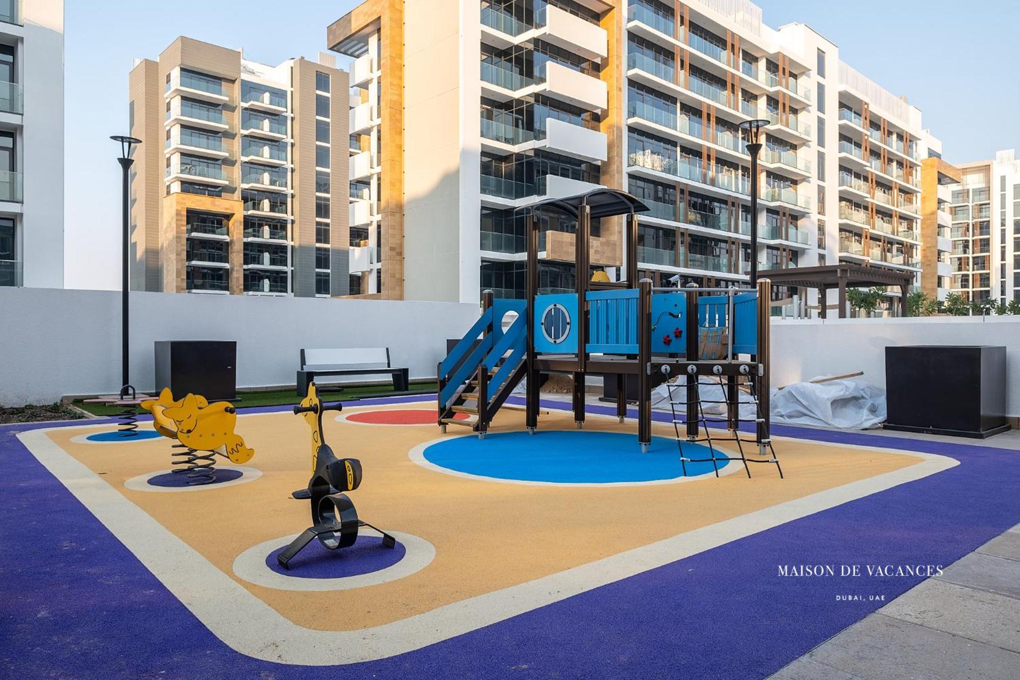 10mins From Mall With A Large Balcony *