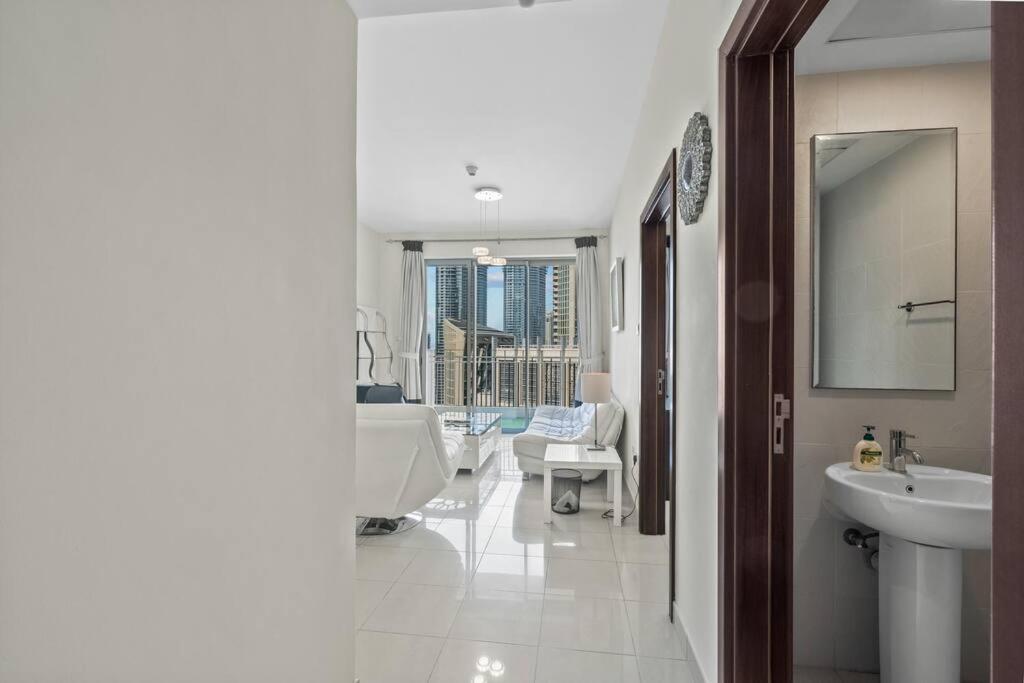 Stand Point Luxury Living In Downtown Apartment Dubai