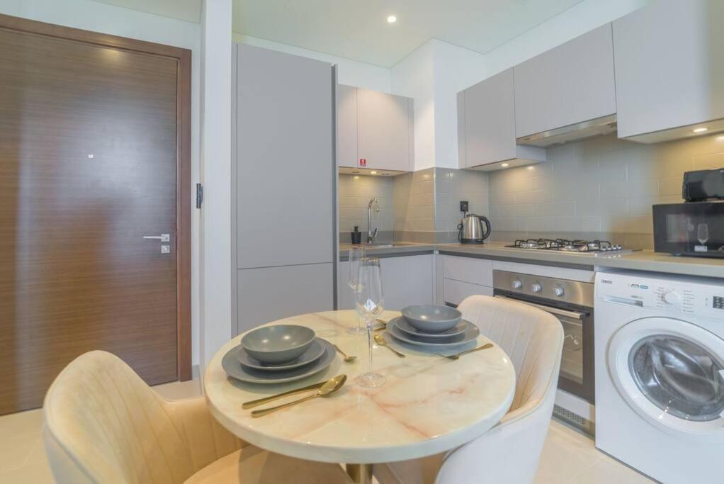 Sunset View:1br In Dubai's Heart Apartment