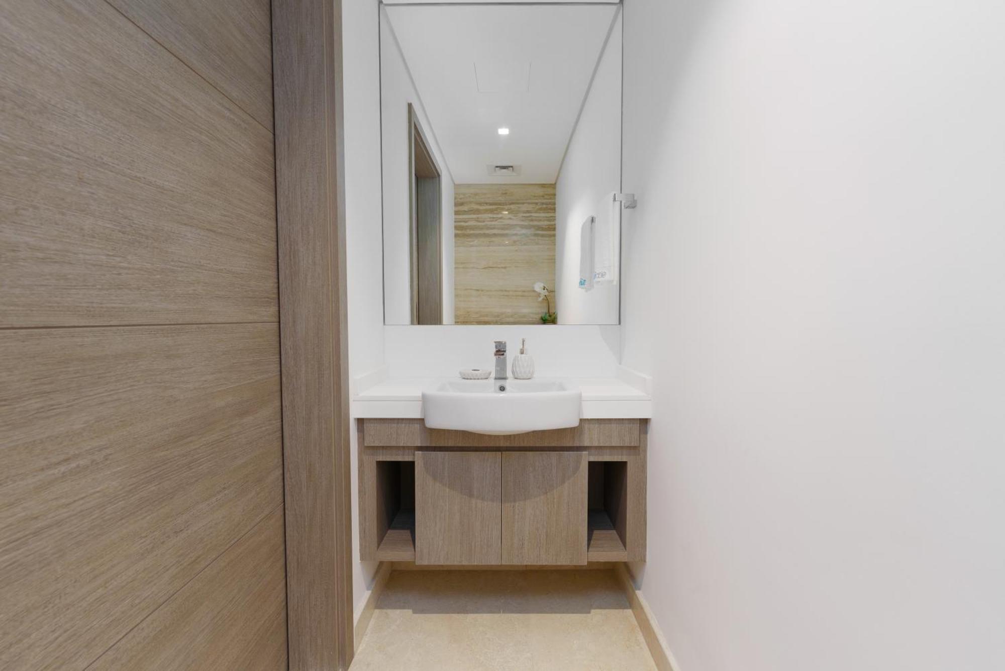Business Bay Exquisite Living Experience-suiteable *